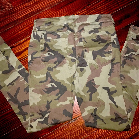 Sanctuary Camo pants Womens Size 26 NWOT - Picture 2 of 3